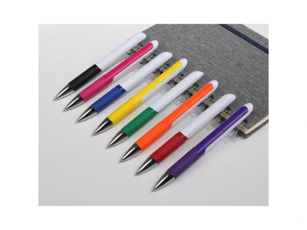 Bolígrafo de plástico Kord con mecanismo twist, agarre de goma y tinta azul para eventos corporativos en Querétaro.