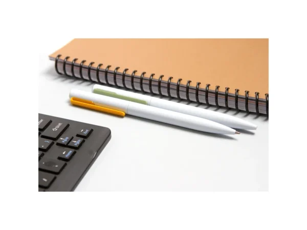 Bolígrafo Órebro con mecanismo giratorio, cuerpo blanco y clip de color para eventos masivos en Querétaro.