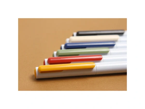 Bolígrafo Órebro con mecanismo giratorio, cuerpo blanco y clip de color para eventos masivos en Querétaro.