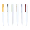 Bolígrafo Órebro con mecanismo giratorio, cuerpo blanco y clip de color para eventos masivos en Querétaro.