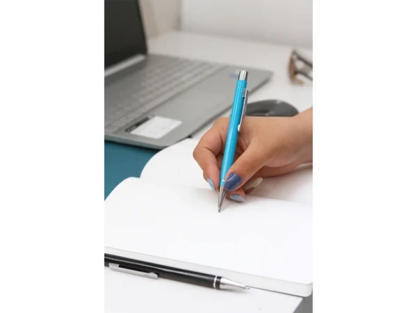 Bolígrafo Orsa de aluminio con tinta de gel azul y detalles cromados para ferias comerciales en Querétaro.
