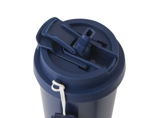 Mug térmico LUNGO de acero reciclado 500ml con tapa 2 en 1, popote, correa de poliéster y caja de regalo Kraft.