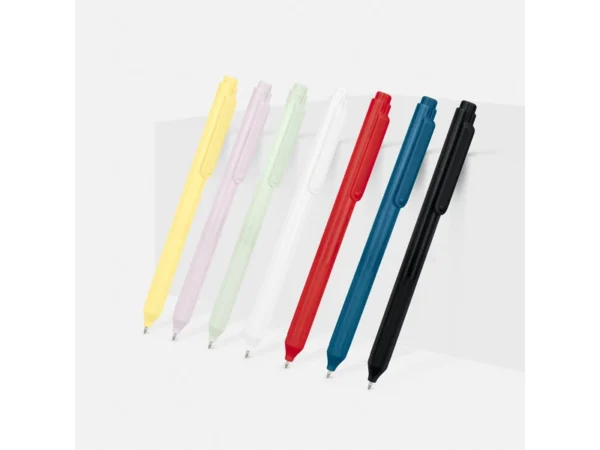 BOLÍGRAFO ERIN de diseño minimalista con mecanismo pulsador y tinta negra para eventos masivos en Querétaro.