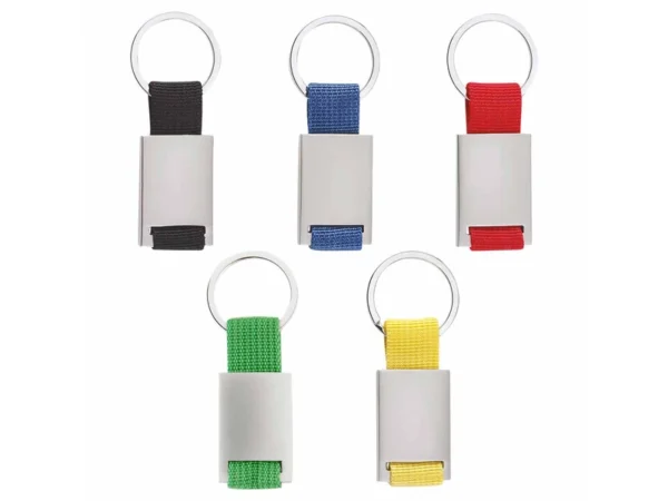 LLAVERO CASPIO metálico con cinta de tela y caja individual para regalos corporativos de alta gama.