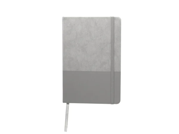 Libreta GAM con tapa bicolor de poliuretano suave al tacto, hojas crema rayadas y cierre de banda elástica.