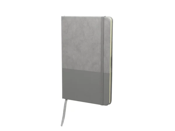 Libreta GAM con tapa bicolor de poliuretano suave al tacto, hojas crema rayadas y cierre de banda elástica.
