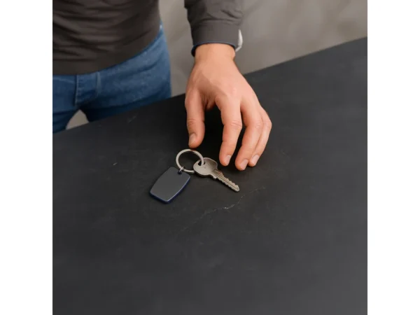 Llavero BORD ovalado con estructura de ABS de color y apliques laterales de acero gris gun.