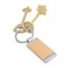 Llavero de bambú TAG rectangular con detalles metálicos y estuche de regalo individual para fidelización corporativa.