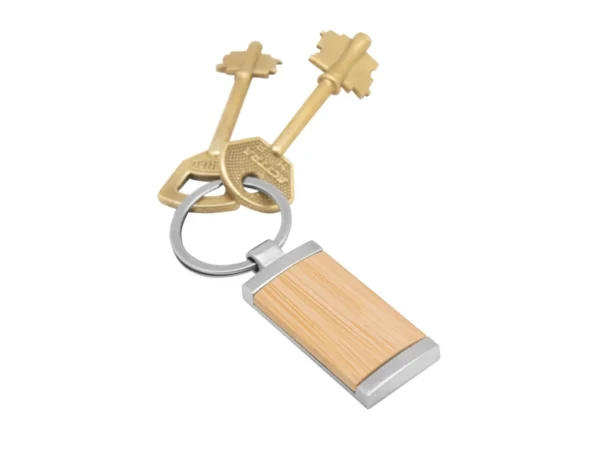 Llavero de bambú TAG rectangular con detalles metálicos y estuche de regalo individual para fidelización corporativa.