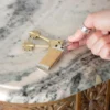 Llavero de bambú TAG rectangular con detalles metálicos y estuche de regalo individual para fidelización corporativa.