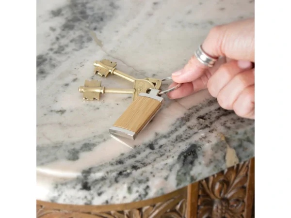 Llavero de bambú TAG rectangular con detalles metálicos y estuche de regalo individual para fidelización corporativa.