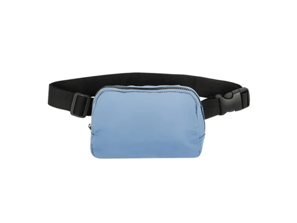 Cangurera Randy fabricada en polyester impermeable con bolsillo posterior de seguridad, correa ajustable y diseño ligero.