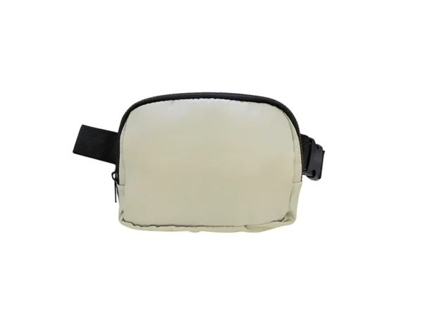 Cangurera Randy fabricada en polyester impermeable con bolsillo posterior de seguridad, correa ajustable y diseño ligero.