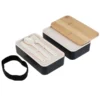 Doble Lunch Box Polaris con dos recipientes, tapa de bamboo, cubiertos integrados, cinta elástica y barra divisoria.