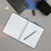 Libreta Bramley de curpiel con espiral y pasta rígida, 80 hojas rayadas para marketing corporativo y oficina.