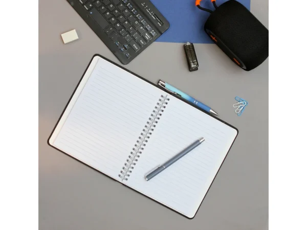 Libreta Bramley de curpiel con espiral y pasta rígida, 80 hojas rayadas para marketing corporativo y oficina.