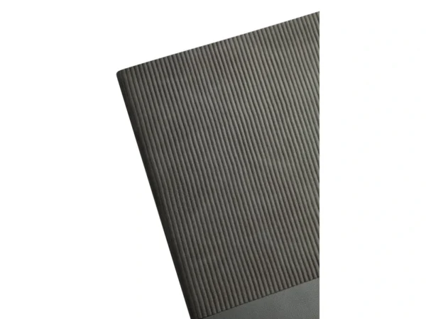 Libreta Doux de curpiel con doble textura líneas verticales y bordes de hojas a color para branding empresarial.