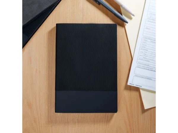 Libreta Doux de curpiel con doble textura líneas verticales y bordes de hojas a color para branding empresarial.
