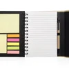 Libreta ECO de cartón con espiral, bolígrafo incluido, notas adhesivas de colores y cierre imantado.