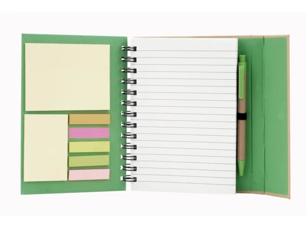 Libreta ECO de cartón con espiral, bolígrafo incluido, notas adhesivas de colores y cierre imantado.