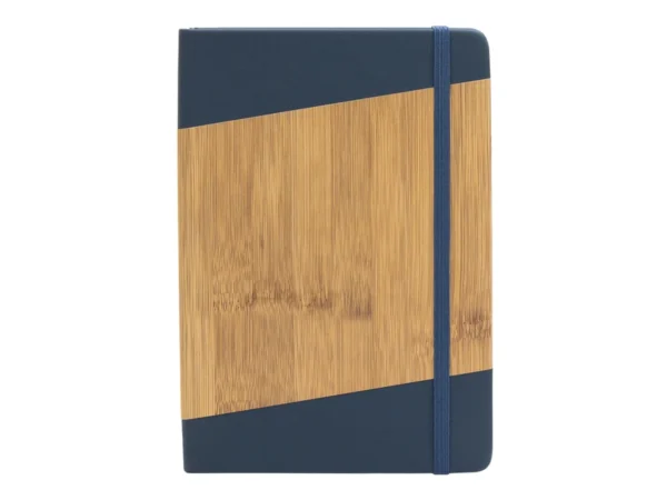 Libreta ESCANDINAVA tamaño A5 con cubierta rígida simil bambú, cierre elástico y cinta señaladora.