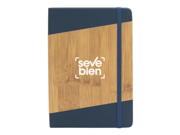 Libreta ESCANDINAVA tamaño A5 con cubierta rígida simil bambú, cierre elástico y cinta señaladora.