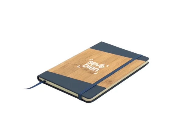 Libreta ESCANDINAVA tamaño A5 con cubierta rígida simil bambú, cierre elástico y cinta señaladora.
