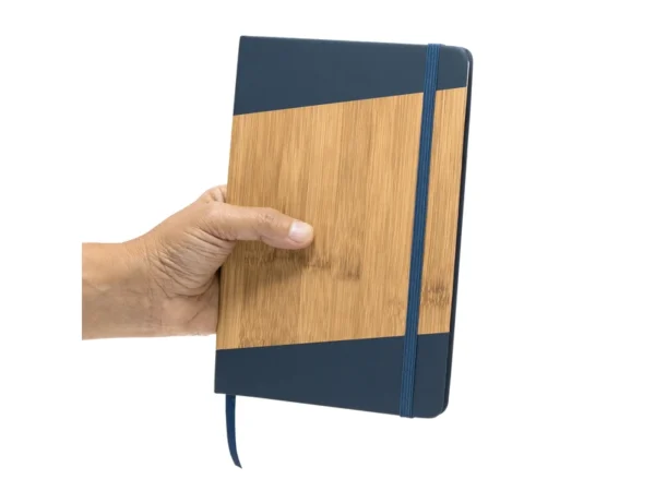 Libreta ESCANDINAVA tamaño A5 con cubierta rígida simil bambú, cierre elástico y cinta señaladora.
