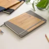 Libreta ESCANDINAVA tamaño A5 con cubierta rígida simil bambú, cierre elástico y cinta señaladora.