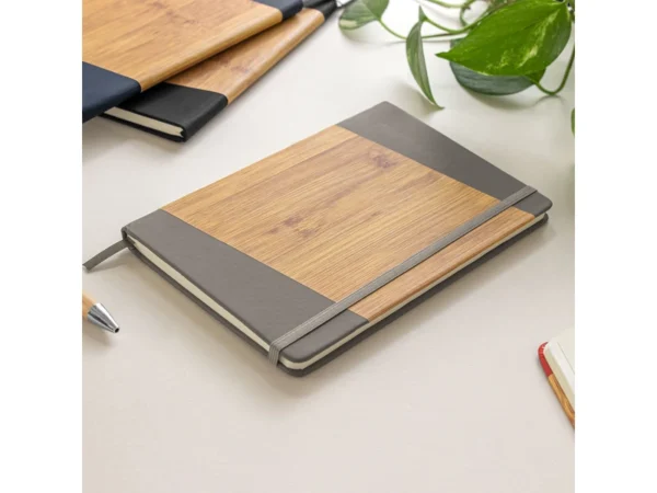 Libreta ESCANDINAVA tamaño A5 con cubierta rígida simil bambú, cierre elástico y cinta señaladora.