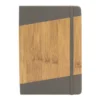 Libreta ESCANDINAVA tamaño A5 con cubierta rígida simil bambú, cierre elástico y cinta señaladora.