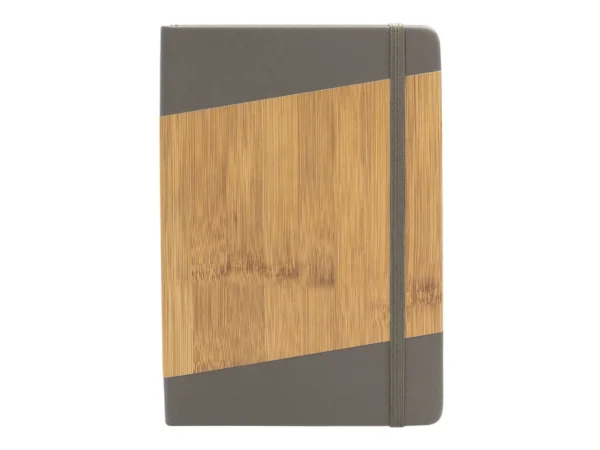 Libreta ESCANDINAVA tamaño A5 con cubierta rígida simil bambú, cierre elástico y cinta señaladora.