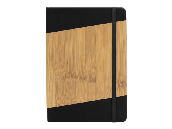 Libreta ESCANDINAVA tamaño A5 con cubierta rígida simil bambú, cierre elástico y cinta señaladora.
