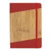 Libreta ESCANDINAVA tamaño A5 con cubierta rígida simil bambú, cierre elástico y cinta señaladora.