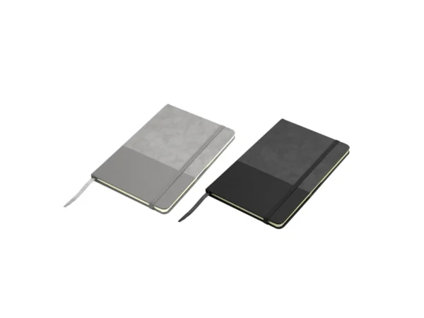 Libreta GAM con tapa bicolor de poliuretano suave al tacto, hojas crema rayadas y cierre de banda elástica.