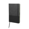 Libreta GAM con tapa bicolor de poliuretano suave al tacto, hojas crema rayadas y cierre de banda elástica.