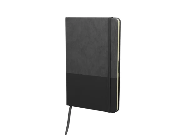 Libreta GAM con tapa bicolor de poliuretano suave al tacto, hojas crema rayadas y cierre de banda elástica.