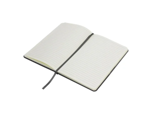 Libreta GAM con tapa bicolor de poliuretano suave al tacto, hojas crema rayadas y cierre de banda elástica.