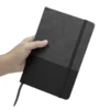 Libreta GAM con tapa bicolor de poliuretano suave al tacto, hojas crema rayadas y cierre de banda elástica.