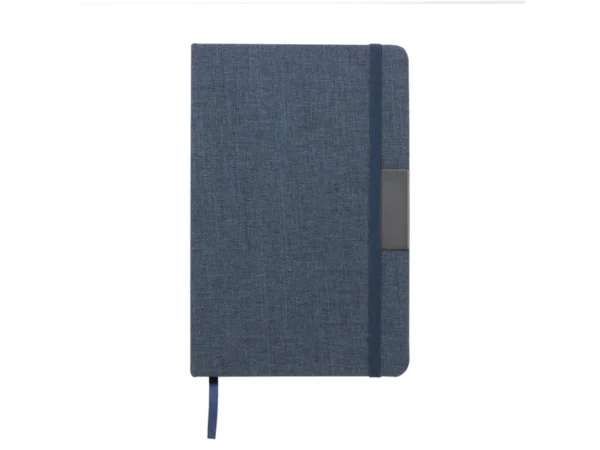 Libreta GRETA sustentable fabricada en RPET con placa metálica para grabado láser y cierre elástico.