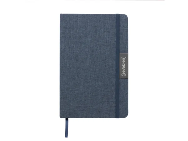 Libreta GRETA sustentable fabricada en RPET con placa metálica para grabado láser y cierre elástico.