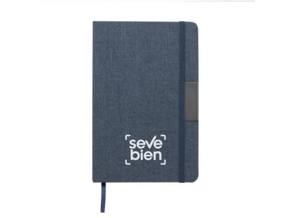 Libreta GRETA sustentable fabricada en RPET con placa metálica para grabado láser y cierre elástico.