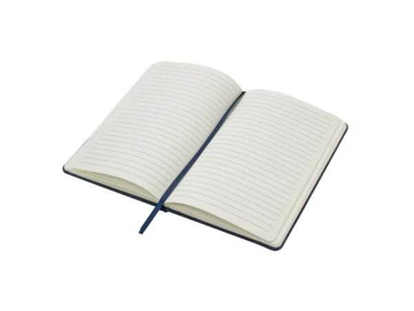 Libreta GRETA sustentable fabricada en RPET con placa metálica para grabado láser y cierre elástico.