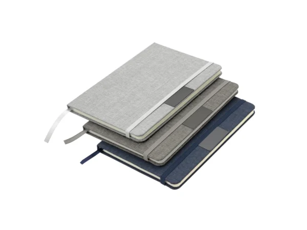 Libreta GRETA sustentable fabricada en RPET con placa metálica para grabado láser y cierre elástico.