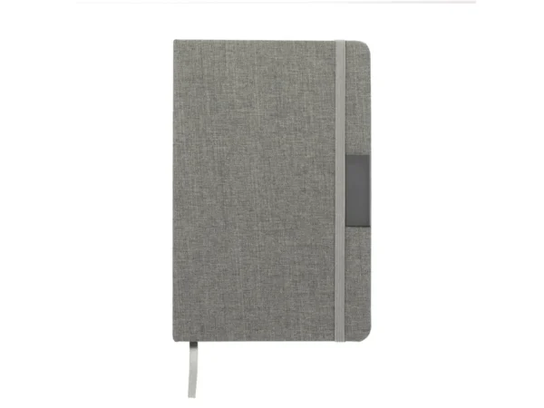 Libreta GRETA sustentable fabricada en RPET con placa metálica para grabado láser y cierre elástico.