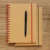 Libreta IBERICA con tapa de papel kraft, encuadernación en espiral de color y banda elástica de cierre.