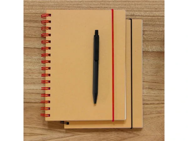 Libreta IBERICA con tapa de papel kraft, encuadernación en espiral de color y banda elástica de cierre.
