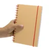 Libreta IBERICA con tapa de papel kraft, encuadernación en espiral de color y banda elástica de cierre.