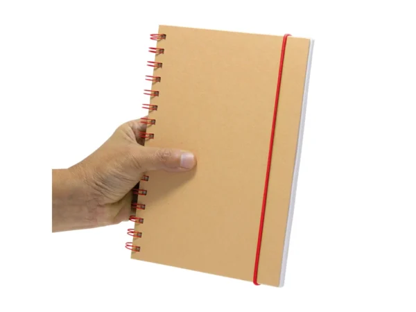 Libreta IBERICA con tapa de papel kraft, encuadernación en espiral de color y banda elástica de cierre.