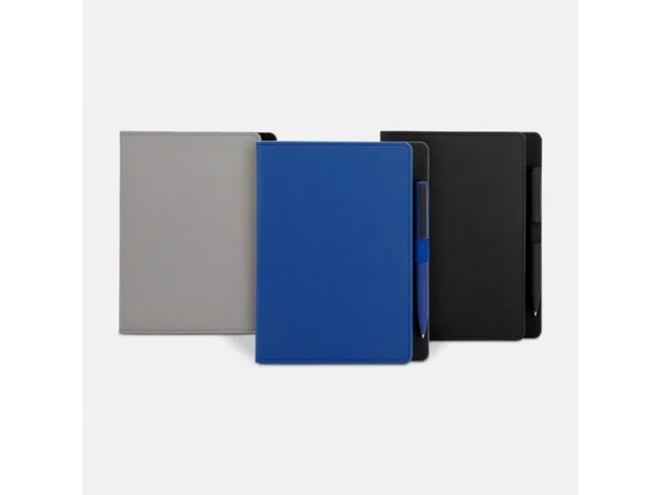 Libreta Kiona de curpiel con 80 hojas a rayas y bolígrafo de tacto suave para kits de bienvenida empresariales.